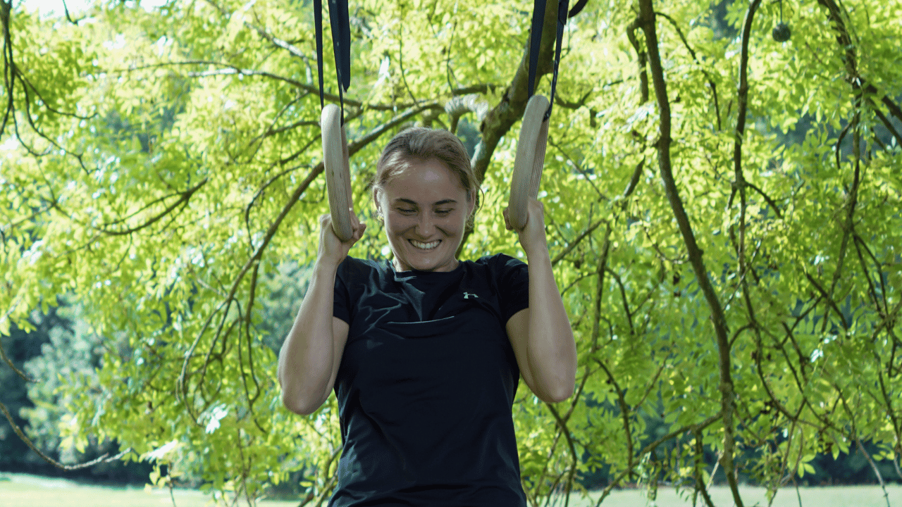 Athlet beim Pull-up an Turnringen