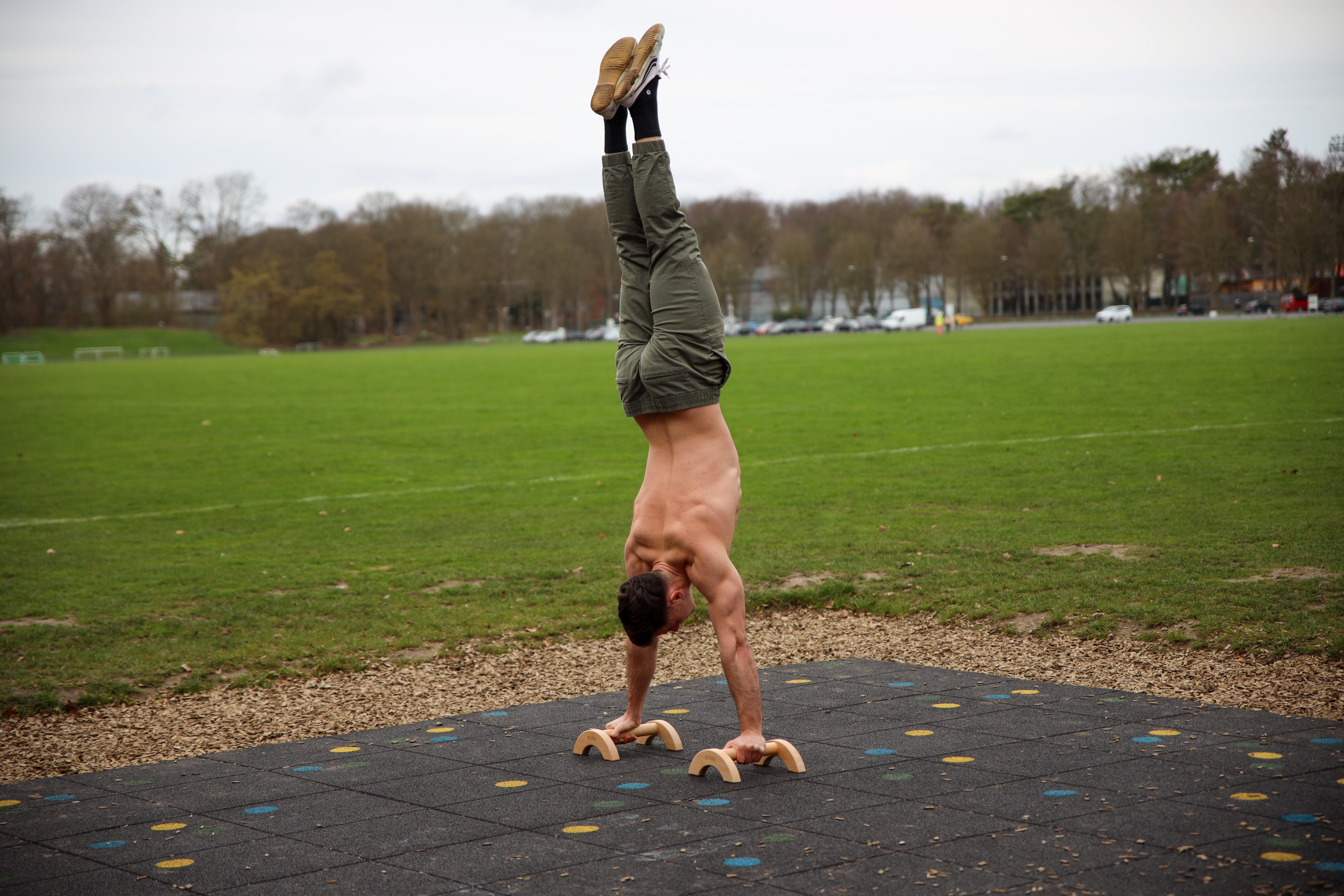 paul handstand parallettes ok frei.jpg