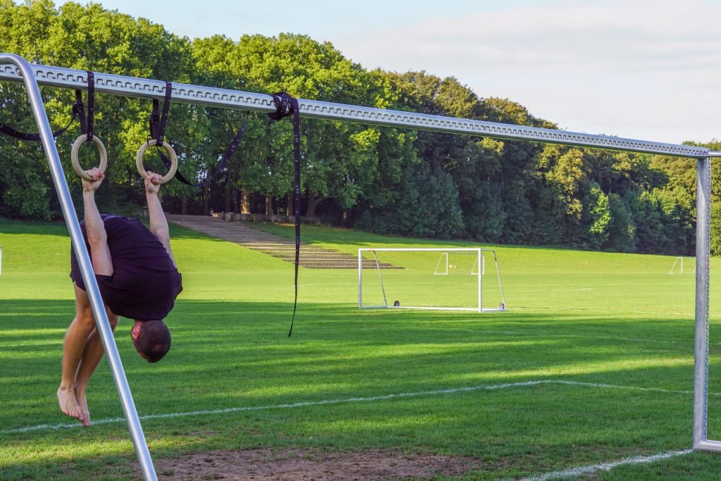 Skin The Cat an Fußballtor mit Turnringen 